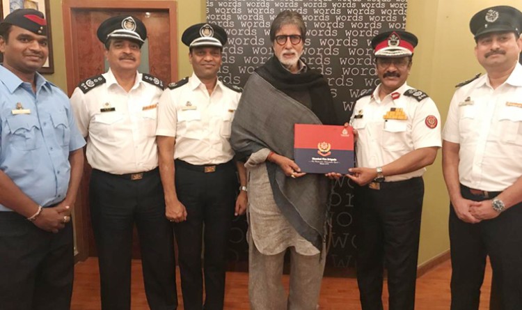 amitabh bachchan with the chief fire officer of maharashtra, dr. prabhat rahangdale