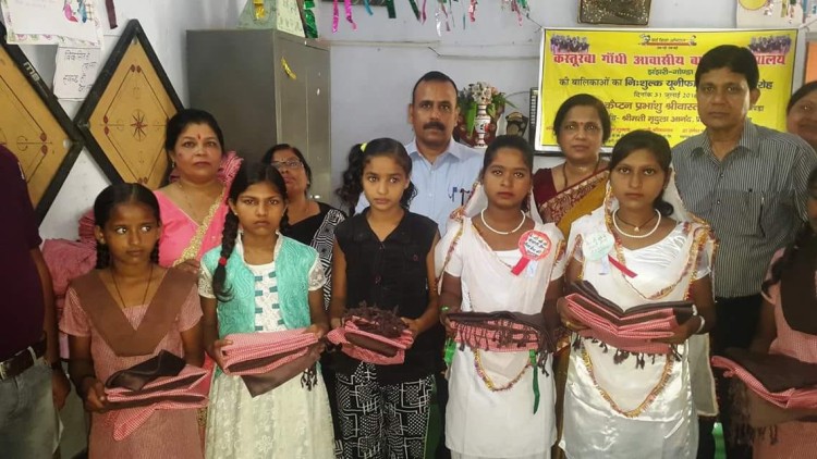 dm prabhanshu shrivastav distributed school uniform to girls in kasturba gandhi girls' school