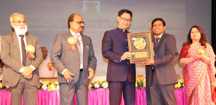 kiren rijiju presenting the awards, at the official language-hindi sammelan