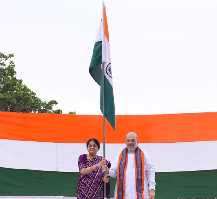 home minister shared a selfie by hoisting the tricolor