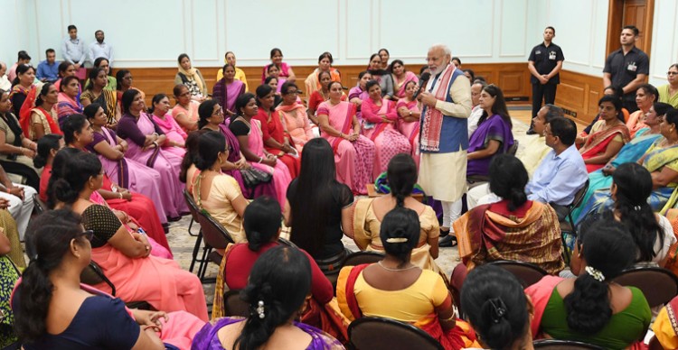 narendra modi talking to anganwadi workers