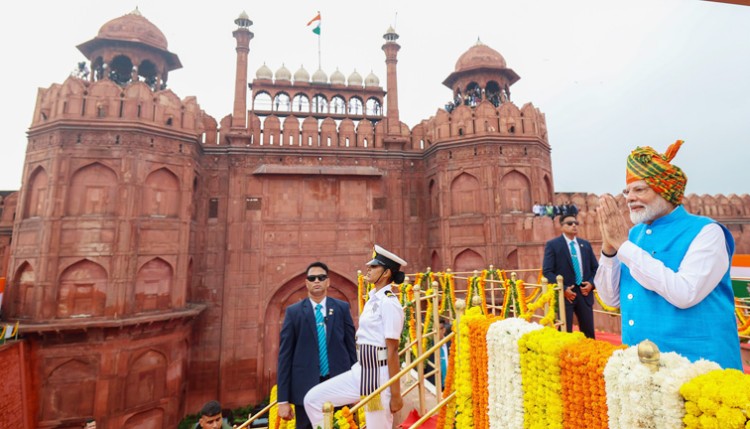 the ramparts of the red fort prime minister narendra modi