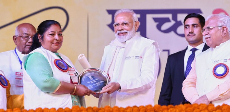 narendra modi presenting the swachh shakti 2019 awards to women sarpanch