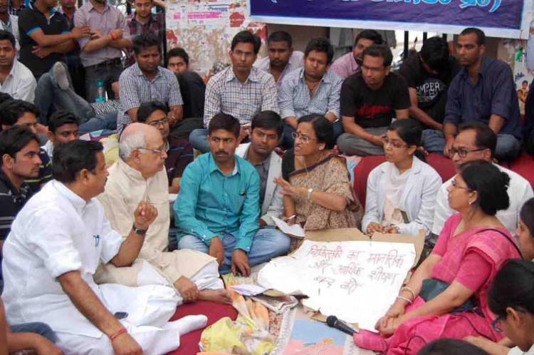 prof rita b joshi at kgmu gate Darna with mbbs doctors