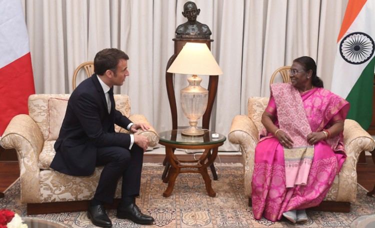 warm meeting between the presidents of india and france