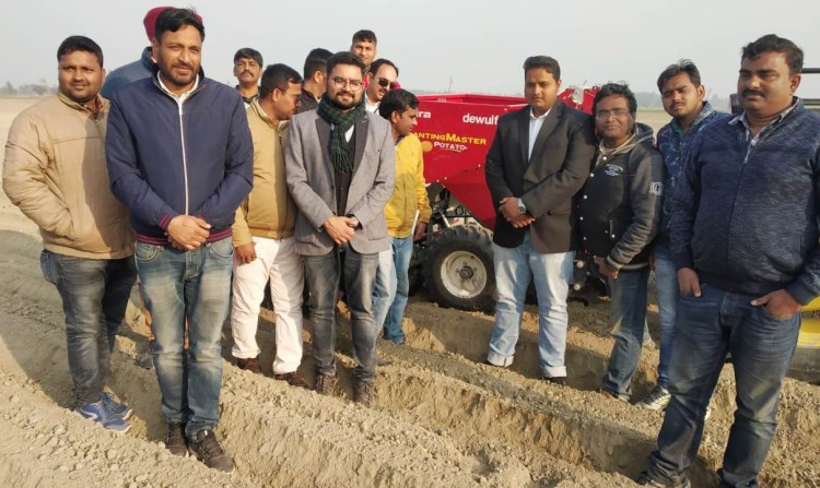 demonstration of farming in narosara farm lucknow