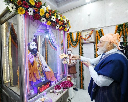 pm offers prayers at sri guru ravidas vishram dham temple