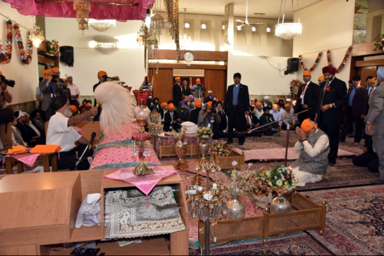 pm narendra modi in gurdwara at tehran