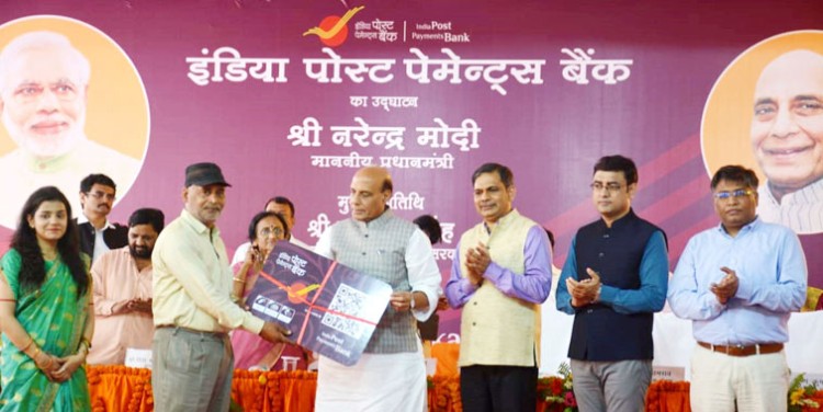 rajnath singh distributing the qr cards at the launch of the india post payments bank