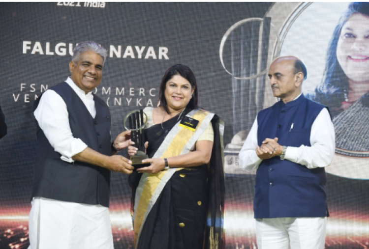 minister presents ey entrepreneur of the year award 2021 to falguni nayar