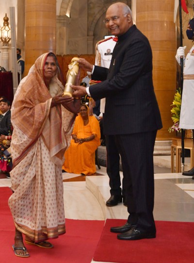 president presenting the nari shakti puruskar to jodhaiya bai baiga