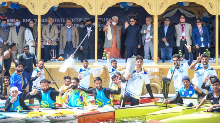 sailing competition in dal lake