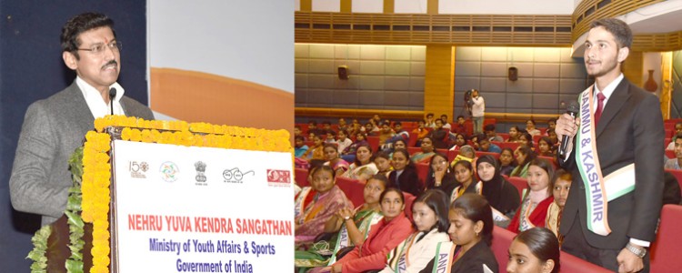 col. rajyavardhan singh rathore interacting with the contestants