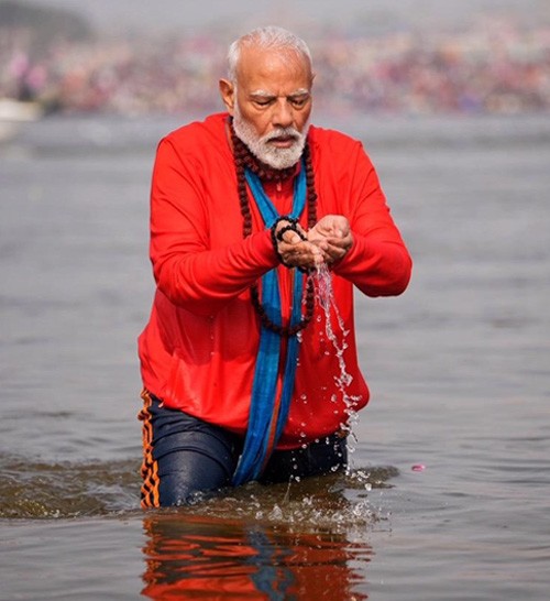 pm narendra modi took a dip in sangam