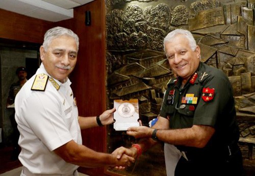 lt gen diwan rabindranath soni honored with a memento