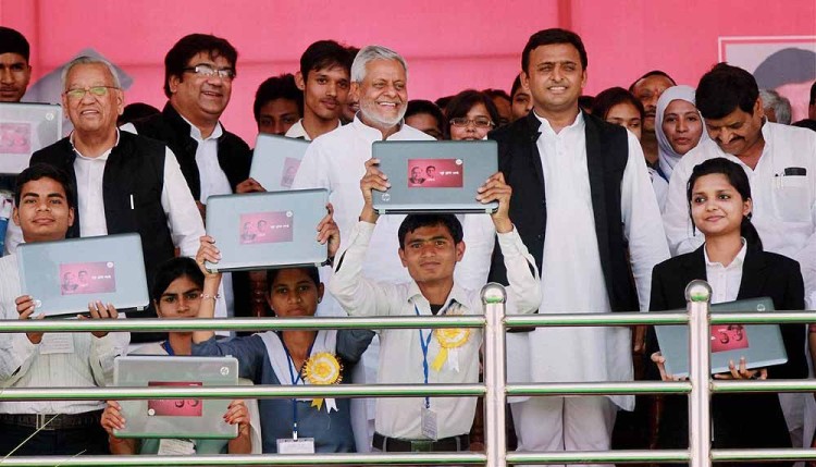 chief minister akhilesh yadav encouraged students by giving laptops