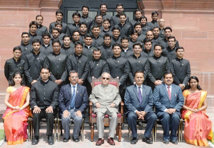 president pranab mukherjee with engineering services trainee