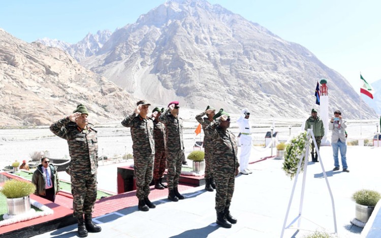 tribute to martyred soldiers at siachen war memorial