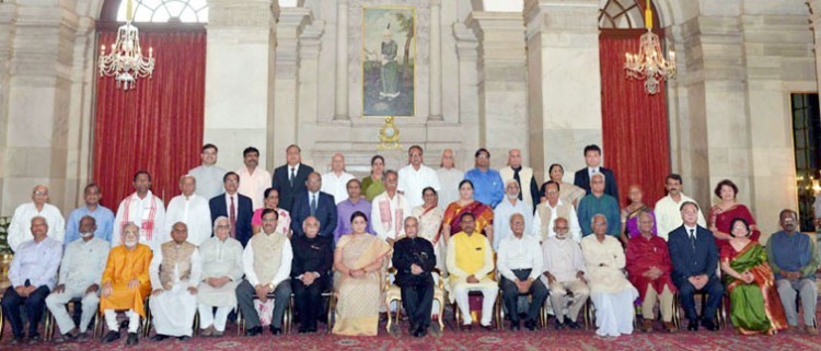 hindi scholars are honored with hindi service