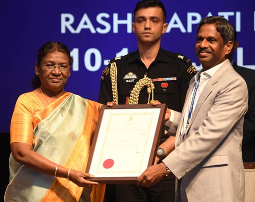 president droupadi murmu presented visitor's award