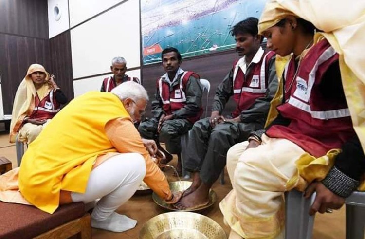 prime minister wash and congratulate the cleaners' steps