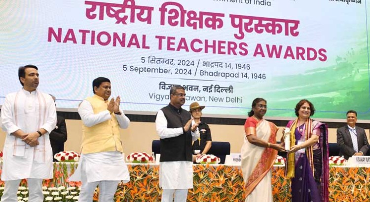 president draupadi murmu presented national teacher awards to teachers