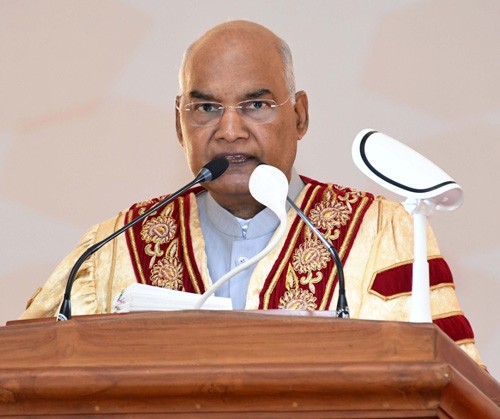 president addresses the convocation of the central university of kerala