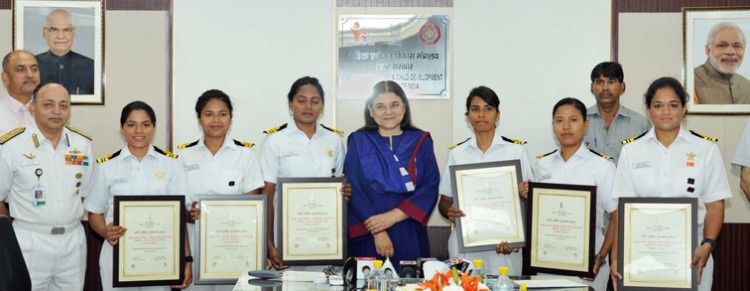 maneka gandhi honors team of insv tarini