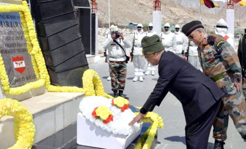 ram nath kovind laying the wreath at the siachen war memorial