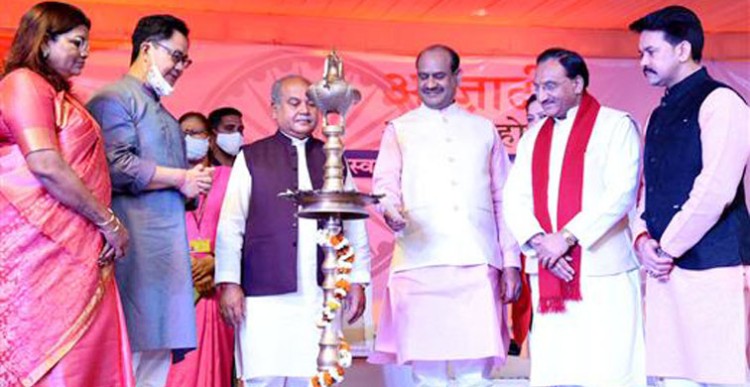 om birla lighting the lamp at the 'azadi ka amrut mahotsav'