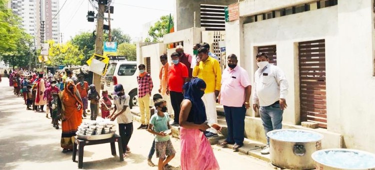 bjp leader ramnivas yadav's community kitchen in lucknow