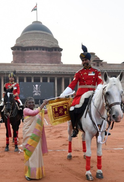 present the silver trumpet and trumpet banner to the president's bodyguard