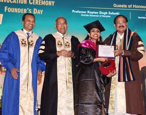 venkaiah naidu presenting medals to the students, convocation of op jindal university