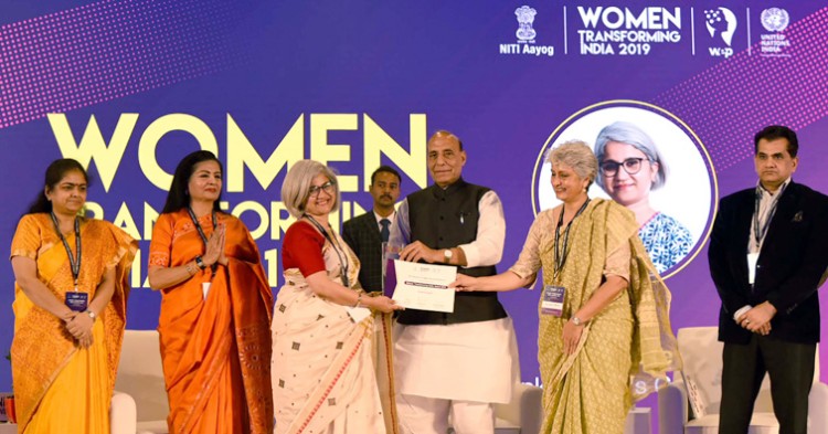 rajnath singh presenting the women transforming india awards 2019