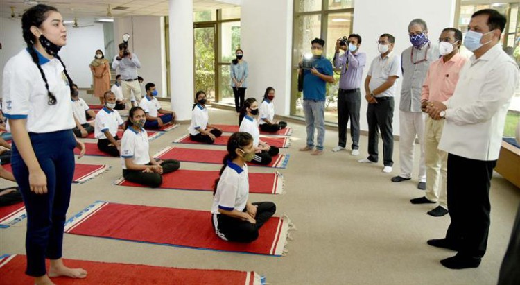 sarbananda sonowal visiting the morarji desai national institute of yoga