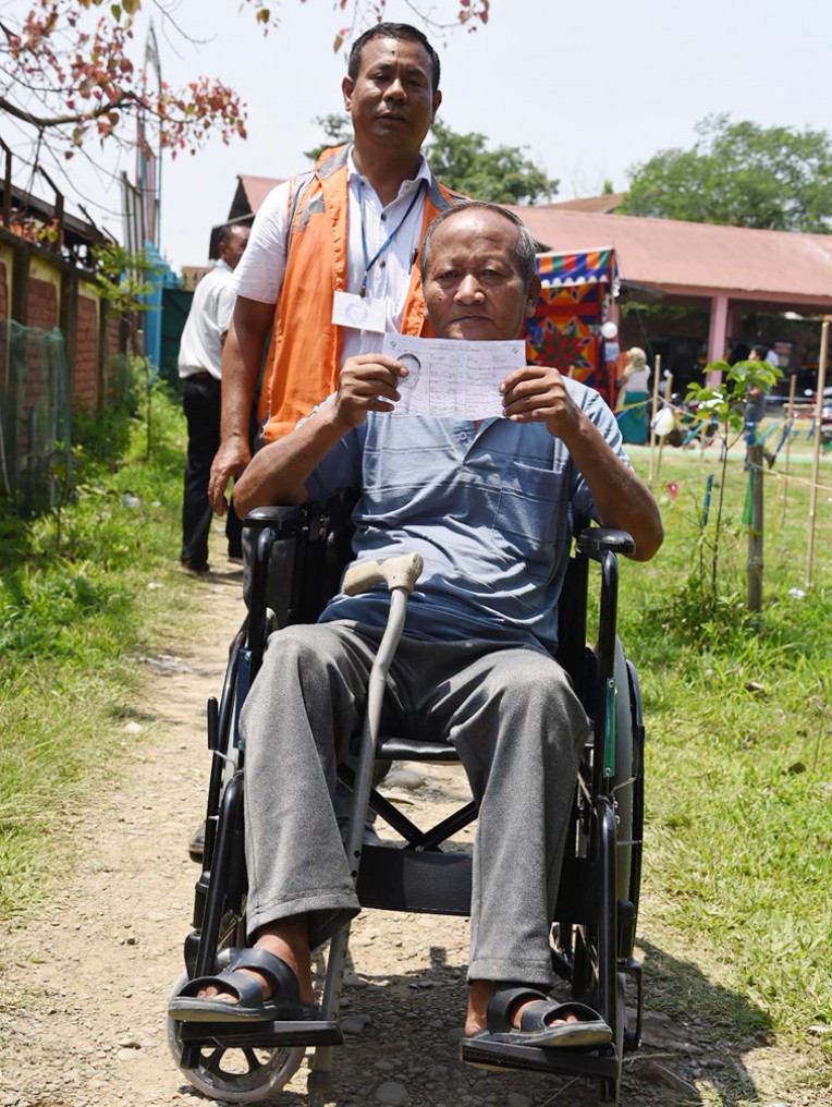 पोलिंग बूथ जा रहा दिव्यांग मतदाता