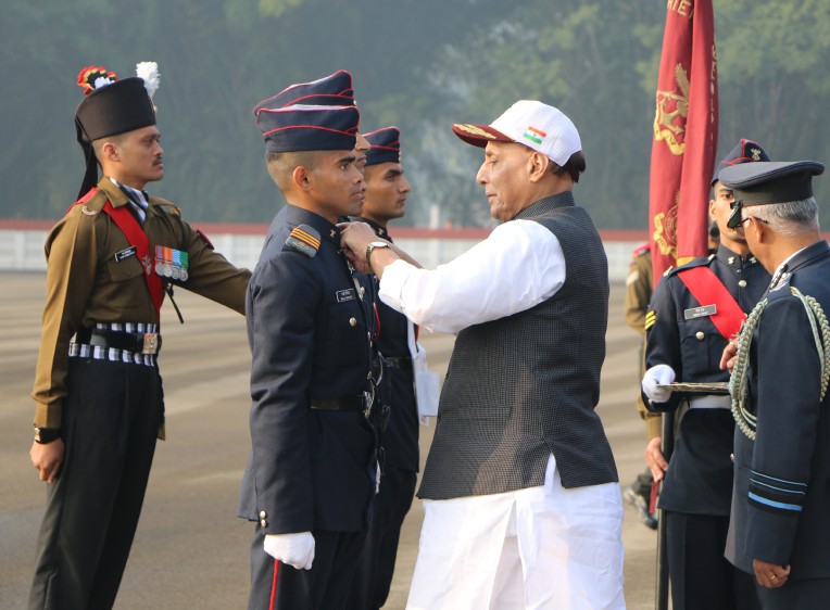 रक्षामंत्री ने प्रशिक्षुओं को दिए पदक