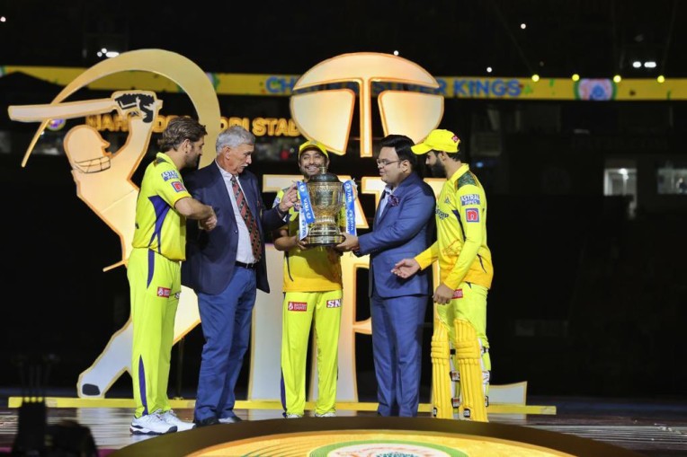 चेन्नई सुपर किंग्स को आईपीएल ट्रॉफी