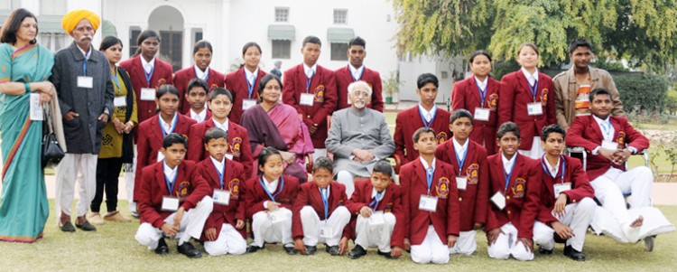 उपराष्ट्रपति एवं बहादुर बच्चे-vice president and brave childrens