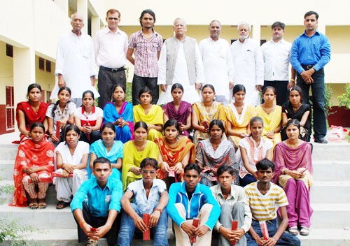 मेधावी छात्र-छात्राओं को पुरस्कार-award to Brilliant students