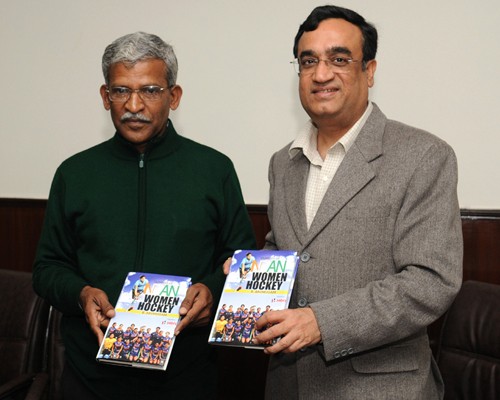 महिला हॉकी पर पुस्‍तक का विमोचन/released a book on women's hockey