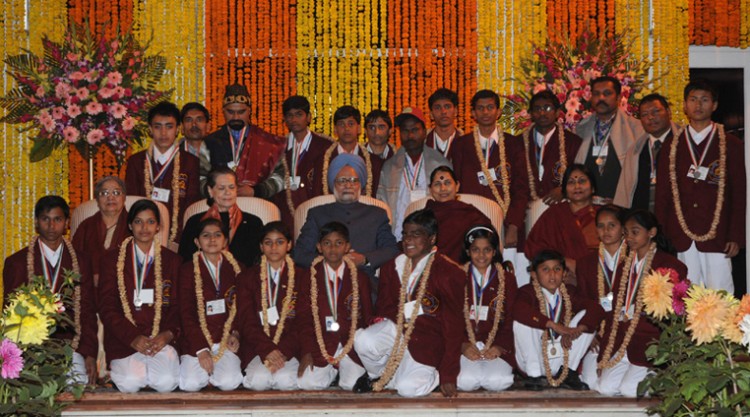 प्रधानमंत्री के साथ बहादुर बच्चे/prime minister with the brave children