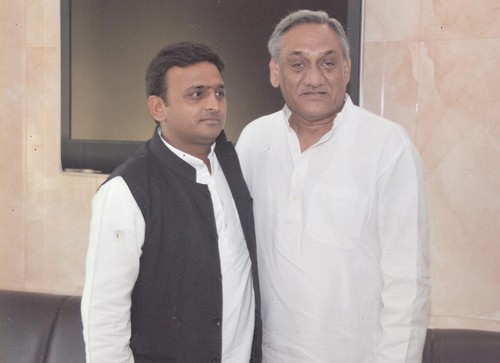 अखिलेश यादव और विजय बहुगुणा/akhilesh yadav and vijay bahuguna