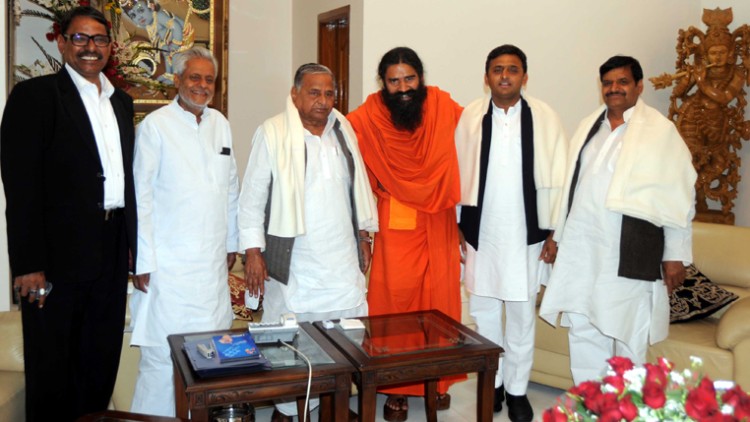 स्वामी रामदेव और मुलायम सिंह/swami ramdev and mulayam singh