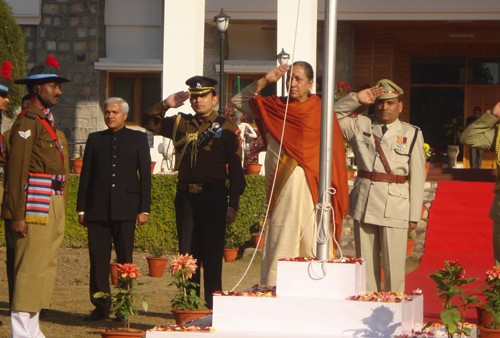 राज्यपाल ने ध्वजारोहण किया/the governor was hoisting