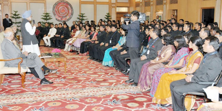 प्रधानमंत्री के साथ आईएएस प्रशिक्षु-pm with ias trainees