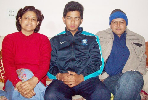 माता पिता के साथ उन्मुक्त चंद ठाकुर-with parents unmukt chand thakur