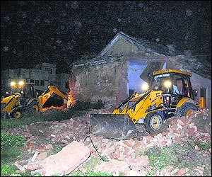 लखनऊ जेल में तोड़फोड़ -demolition in lucknow jail