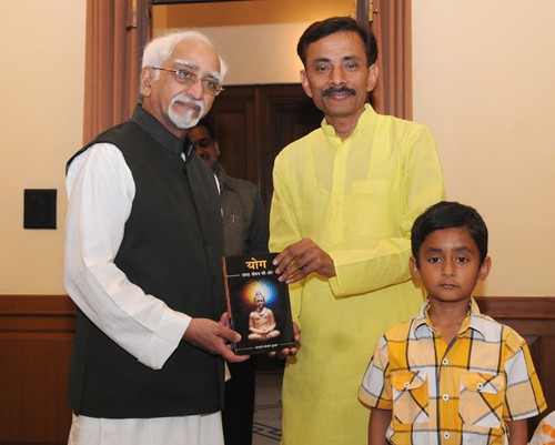 उपराष्ट्रपति को योग पर पुस्तक भेंट/vice president presented the book on yoga