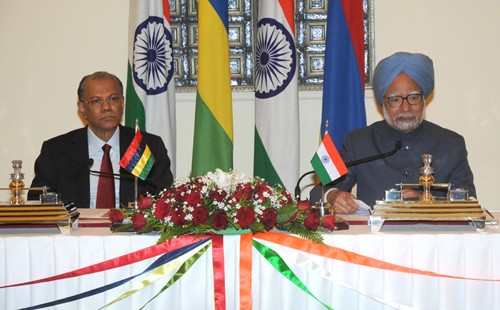 मनमोहन सिंह और नवीनचंद्र रामगुलाम/manmohan singh and navinchandra ramgoolam